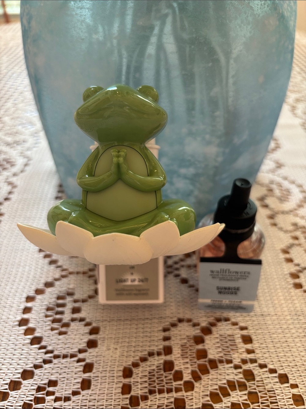 Bath & Body Works Frog Wallflower and Sunrise Woods Refill
